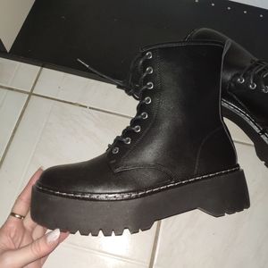 Steve madden platform combat boots size 40/ US 9.5